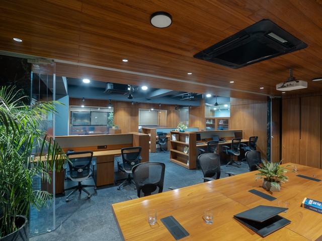 Open workspace at Nine o Six Advisory with collaborative workstations and a modern office ambiance.